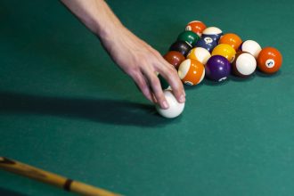 Intégrer une table de billard convertible dans son intérieur : réussir l’équilibre entre style et fonctionnalité